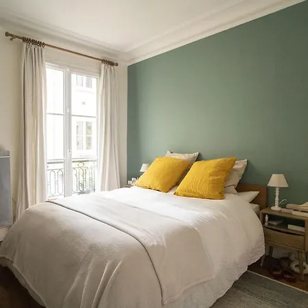 Parisian Cocoon In Montparnasse